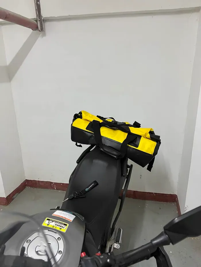 Comment transporter des bagages sur une moto sans porte-bagages
