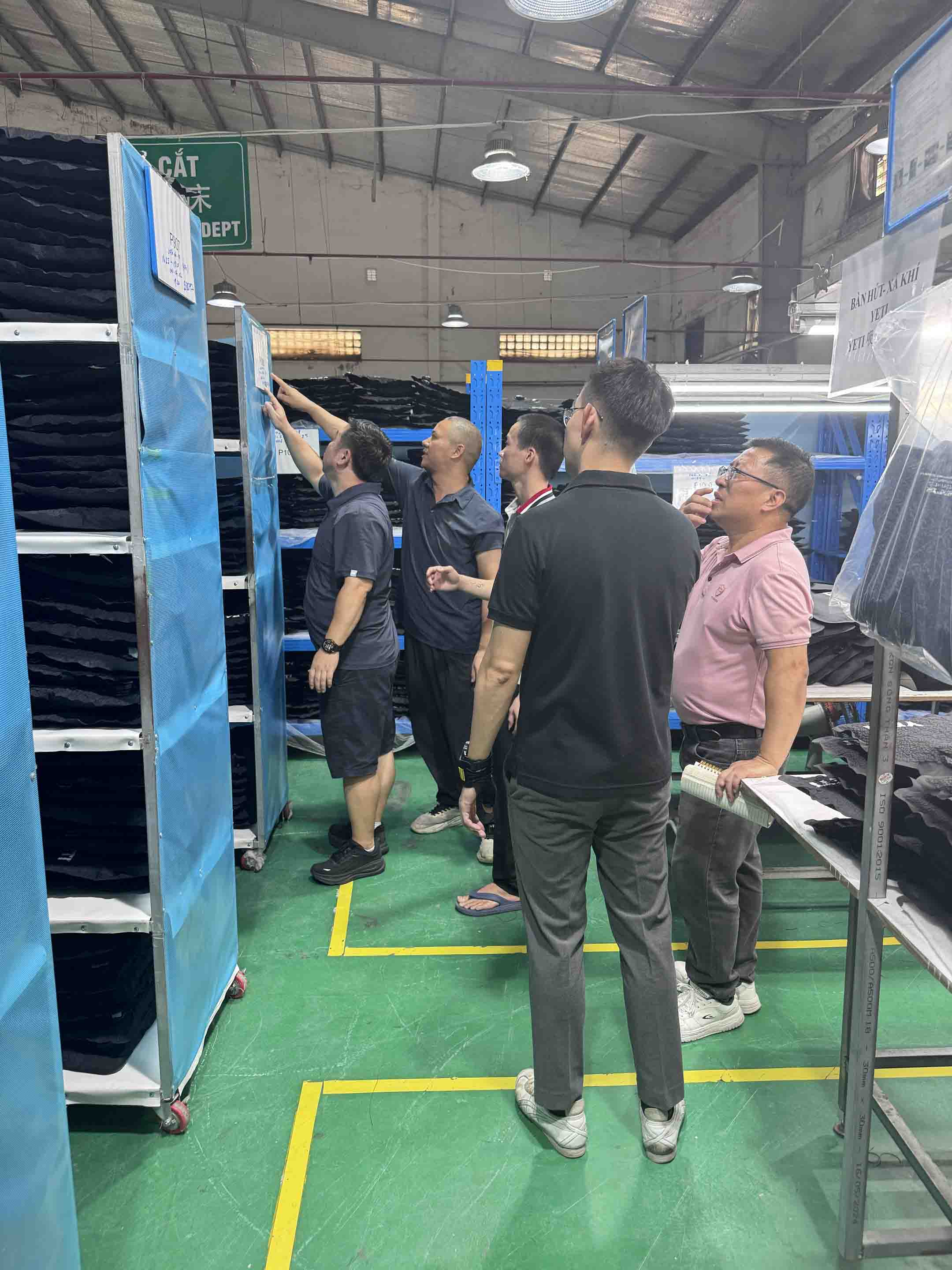 YETI visite les installations de Sealock au Vietnam pour examiner la production de sacs isothermes souples