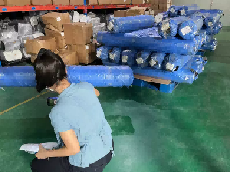 Un client regarde le remplissage du conteneur : chargement supervisé dans les installations de Sealock au Vietnam