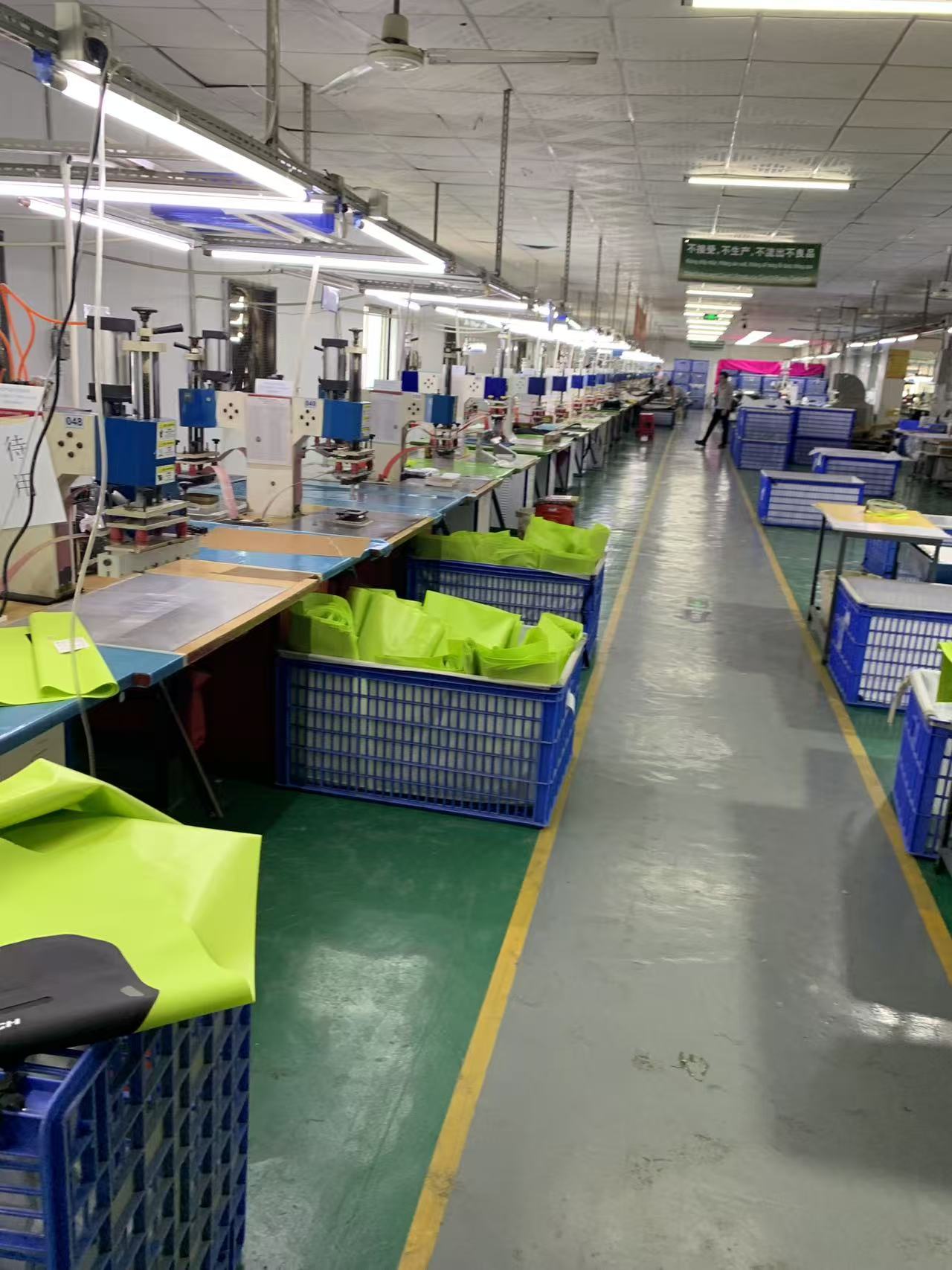 À l'intérieur d'un cycle de production : comment un sac de moto étanche haute visibilité est construit chez Sealock