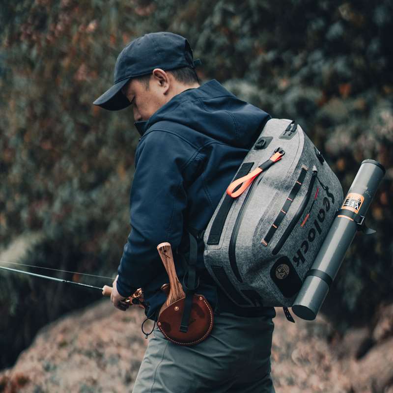 Élingues et packs de pêche à la mouche 10–24 L — TPU soudé, fermeture éclair hermétique | OEM