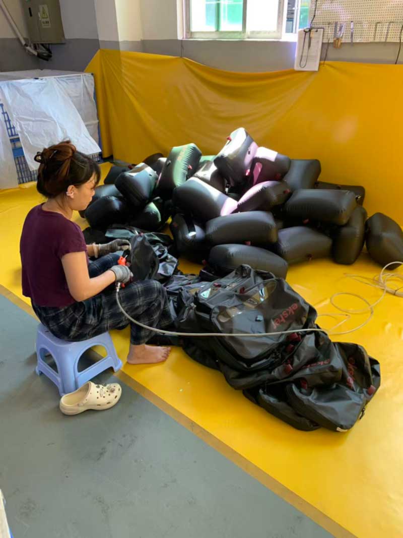Chaque sac est gonflé avant d'être expédié : test d'étanchéité à l'air sur un sac de voyage soudé IPX7